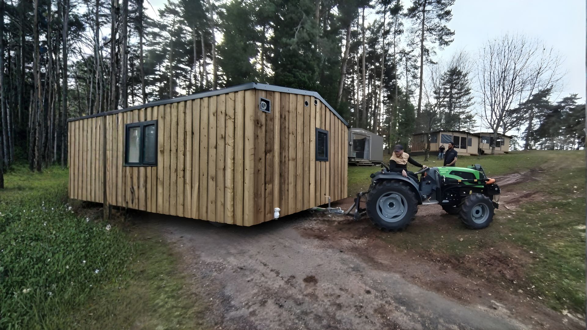Mise en place avec tracteur, calage professionnel et raccordement de mobil-home par TSI à Étauliers.