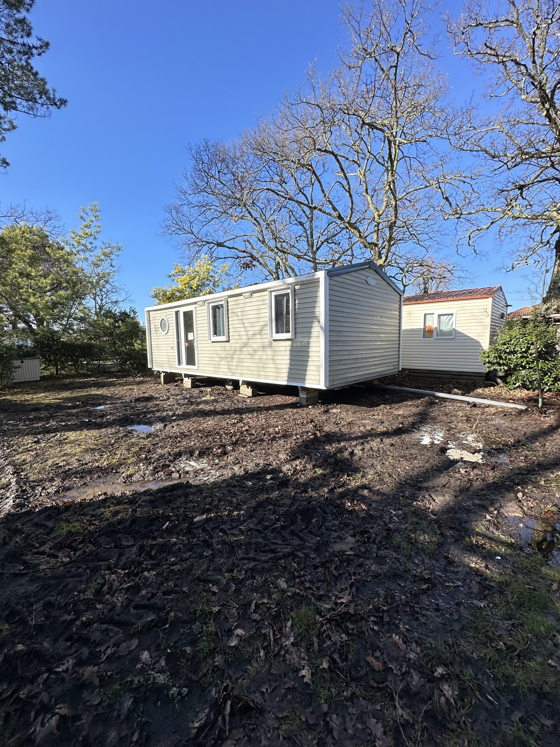 Chargement de parpaings et plaques de calage pour l'installation d'un mobil-home.